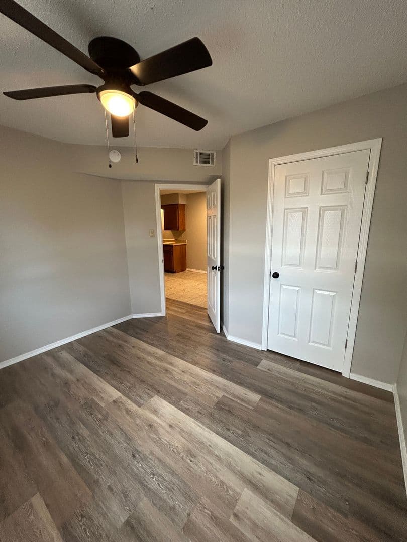 Russellville Apartment: 911-925 West 12th St.