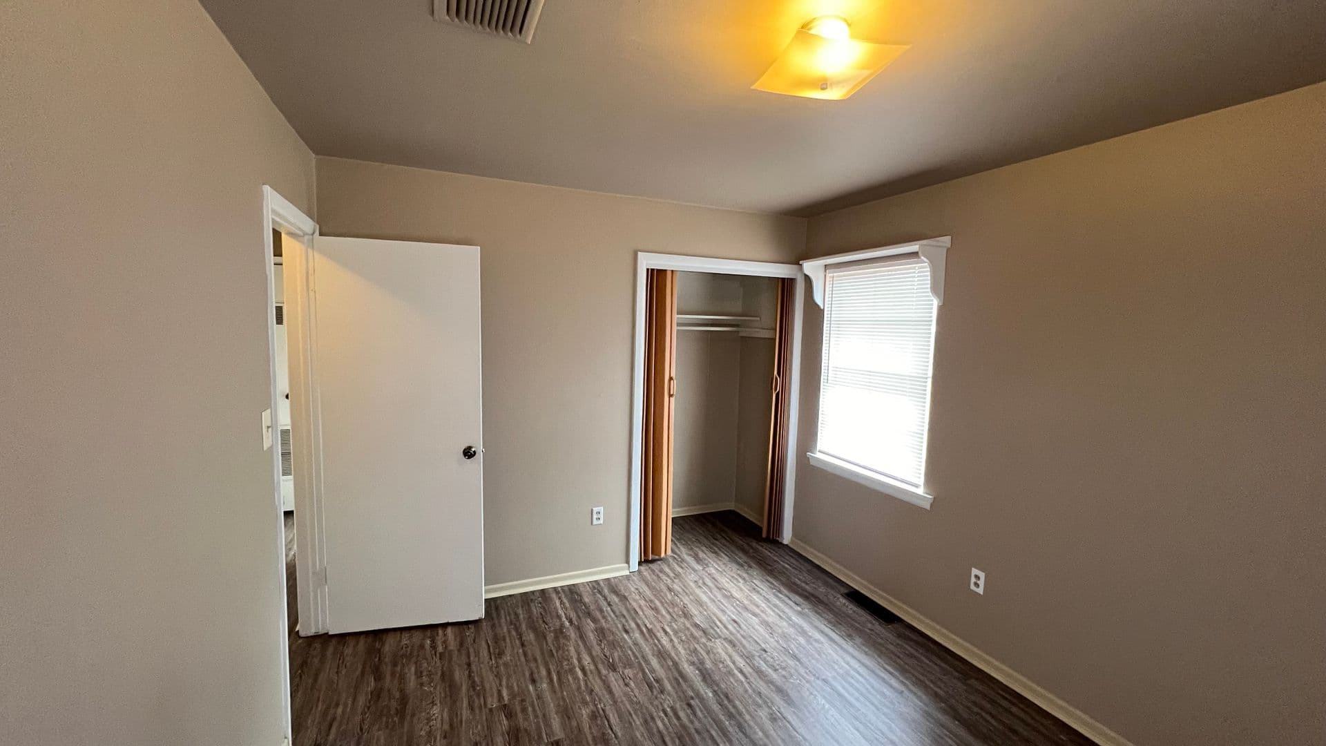 Russellville House: 117 W 18th St