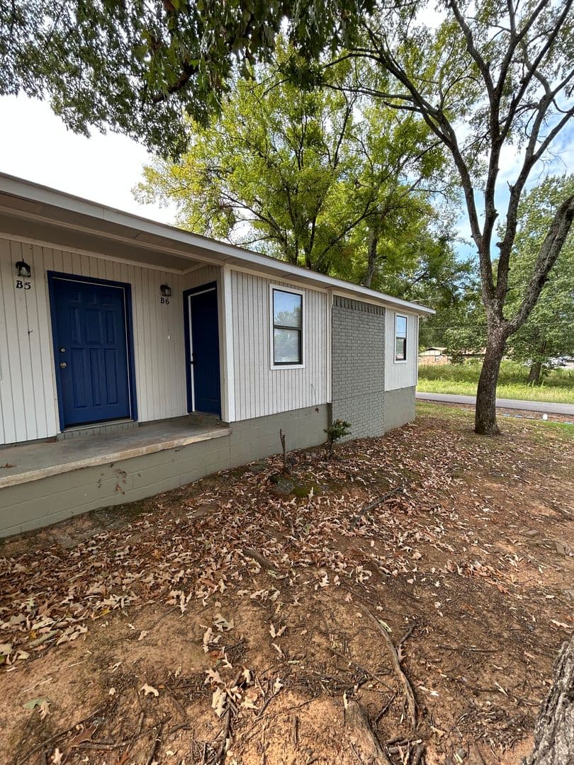 Russellville Apartment: 911-925 West 12th St.