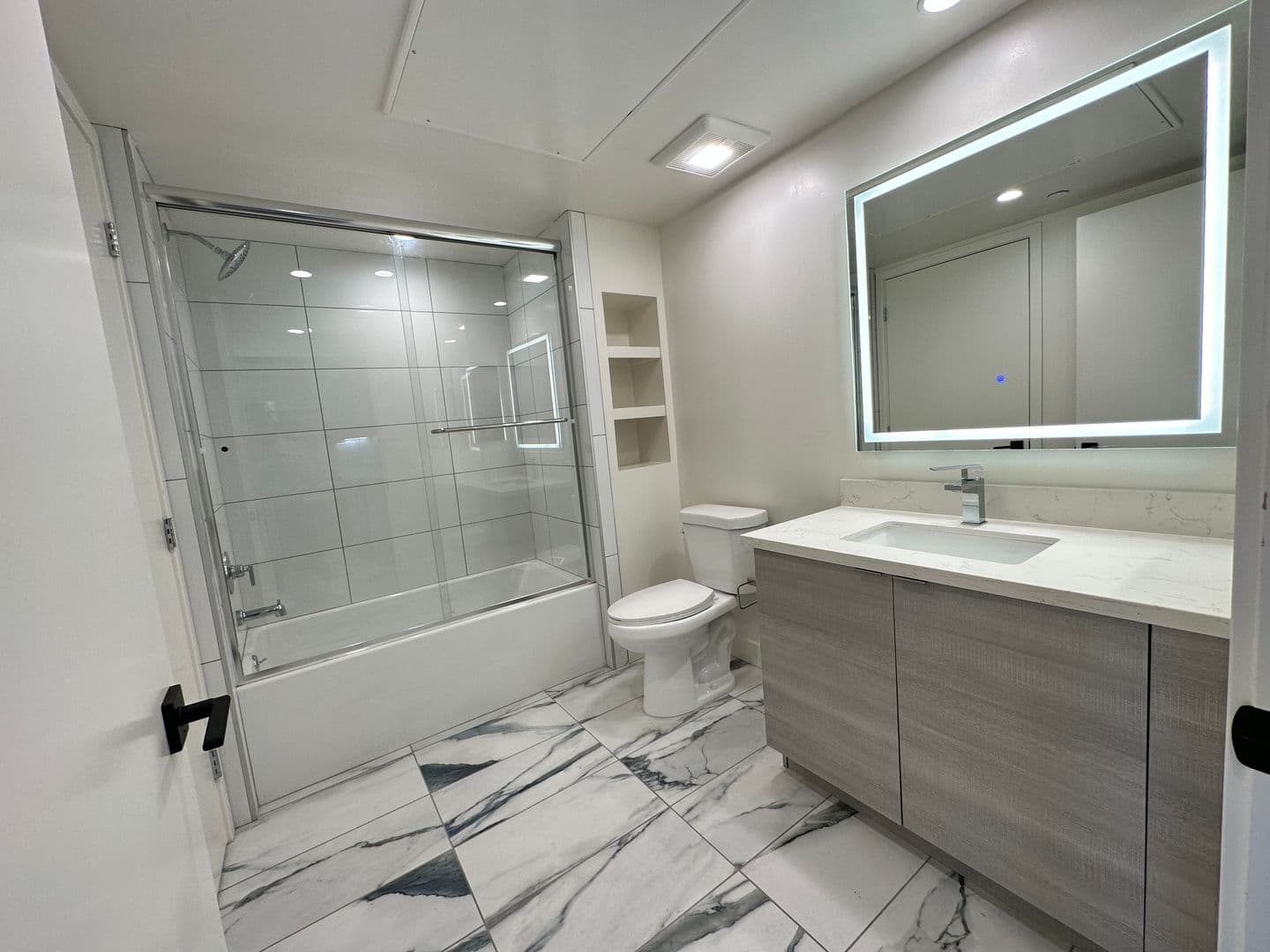 Los Angeles Apartment: 3355 Overland Ave.