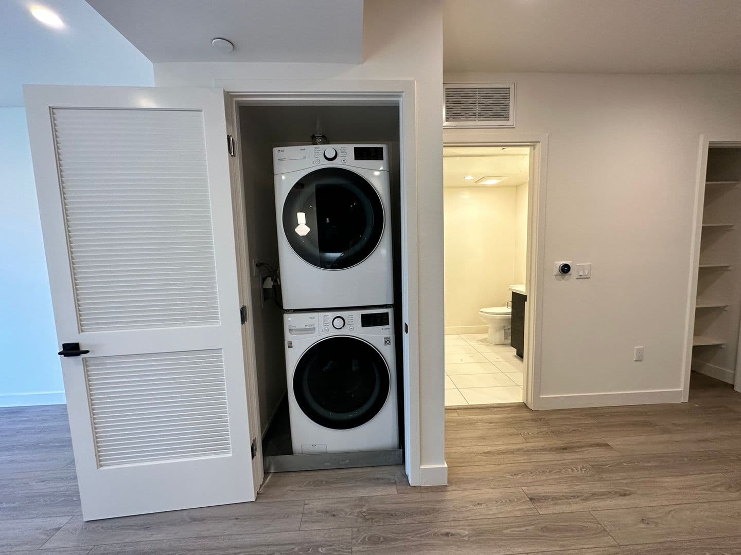 Los Angeles Apartment: 3355 Overland Ave.