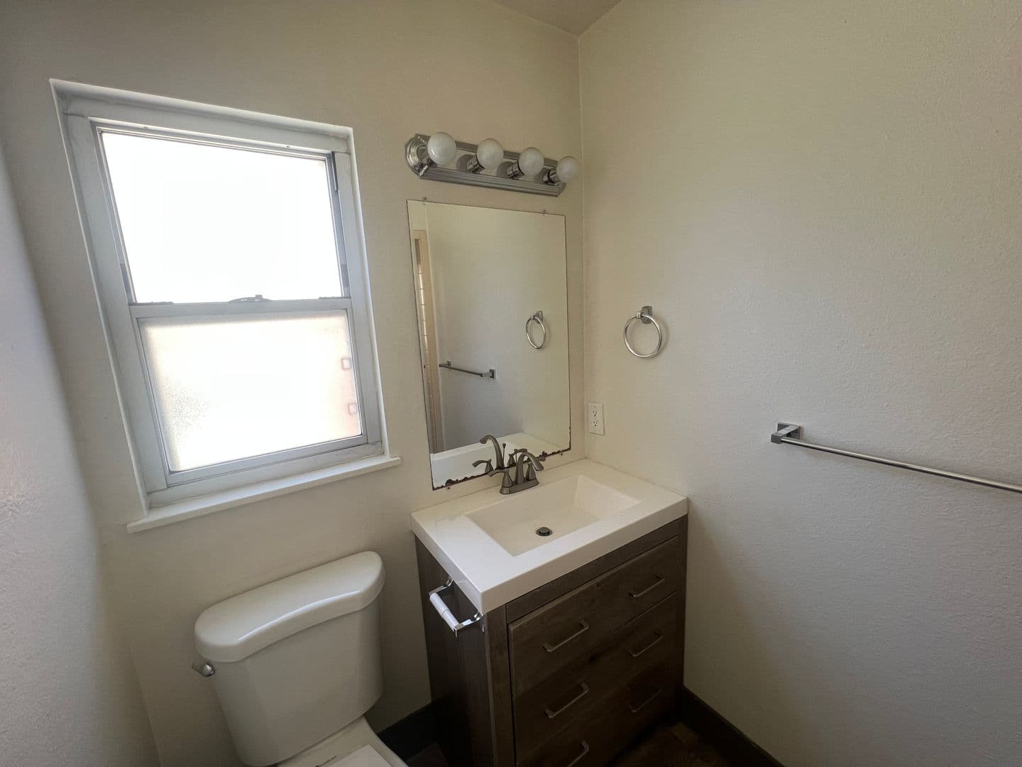 Los Angeles Apartment: 1444 Centinela Ave
