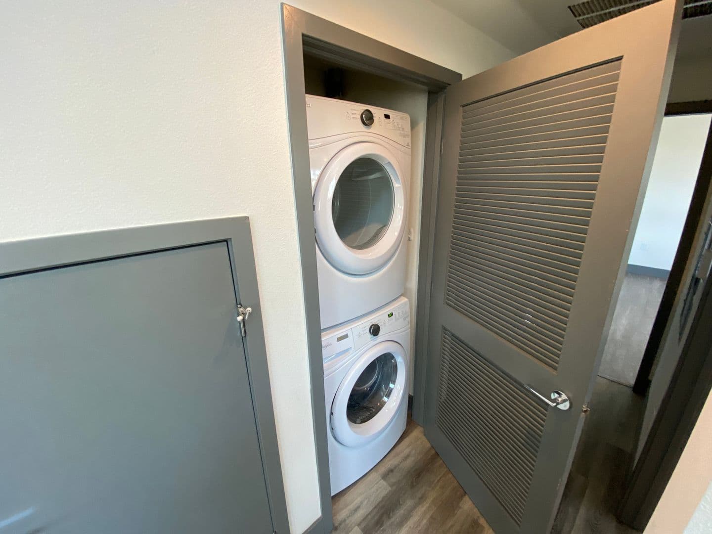 Los Angeles Apartment: 3743 Midvale Ave