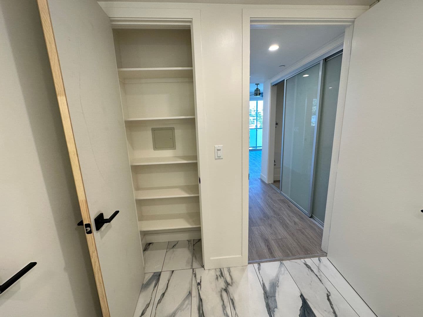 Los Angeles Apartment: 3355 Overland Ave.