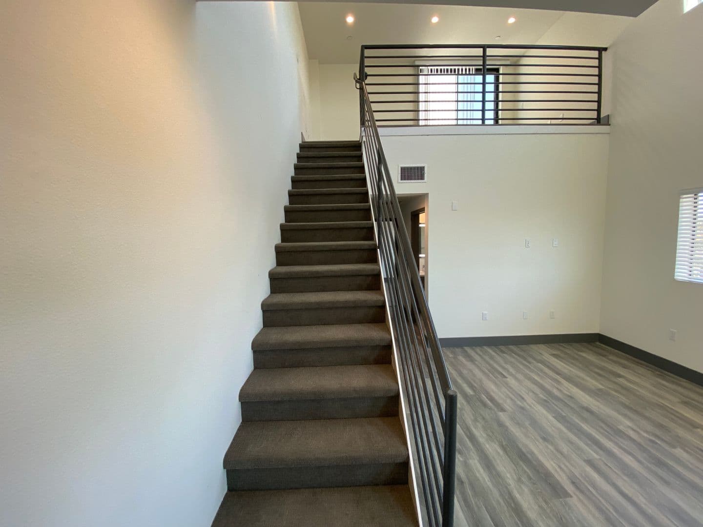 Los Angeles Apartment: 3743 Midvale Ave