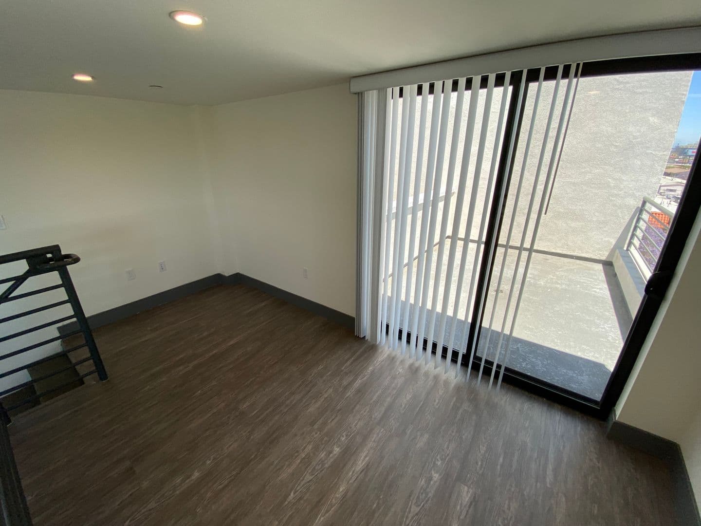 Los Angeles Apartment: 3743 Midvale Ave
