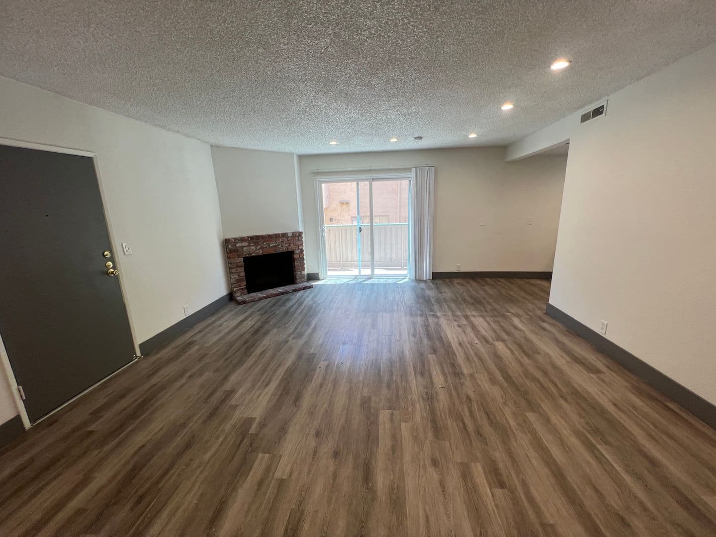 Los Angeles Apartment: 1444 Centinela Ave