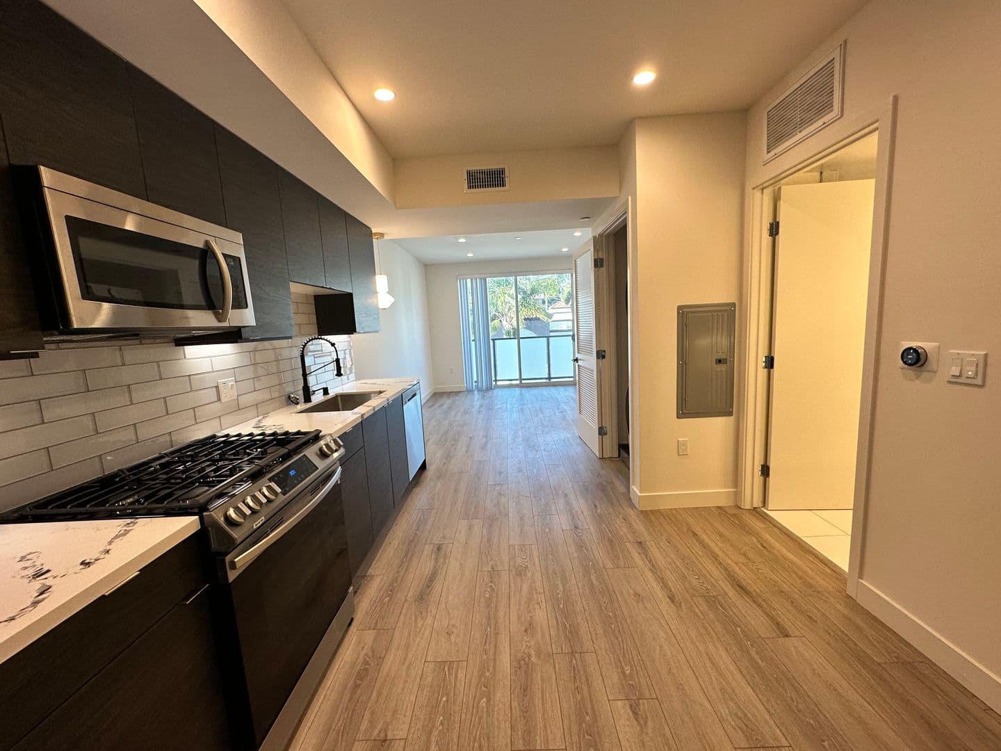 Los Angeles Apartment: 3355 Overland Ave.