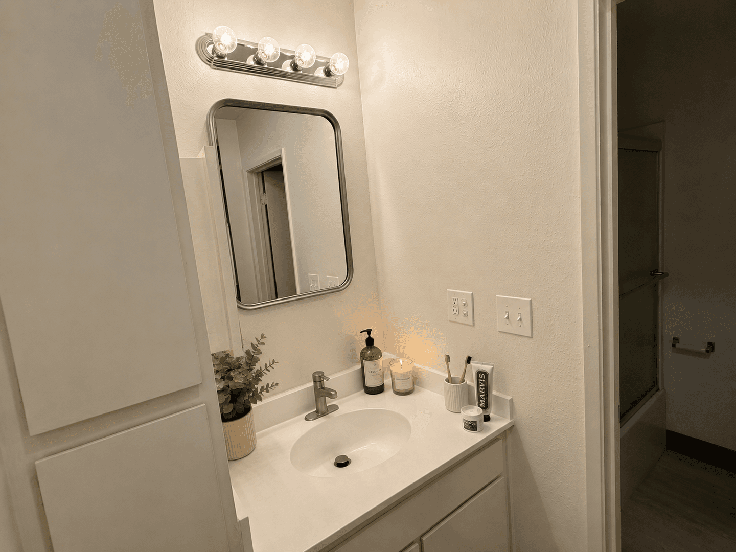 Los Angeles Apartment: 3735 Canfield Ave