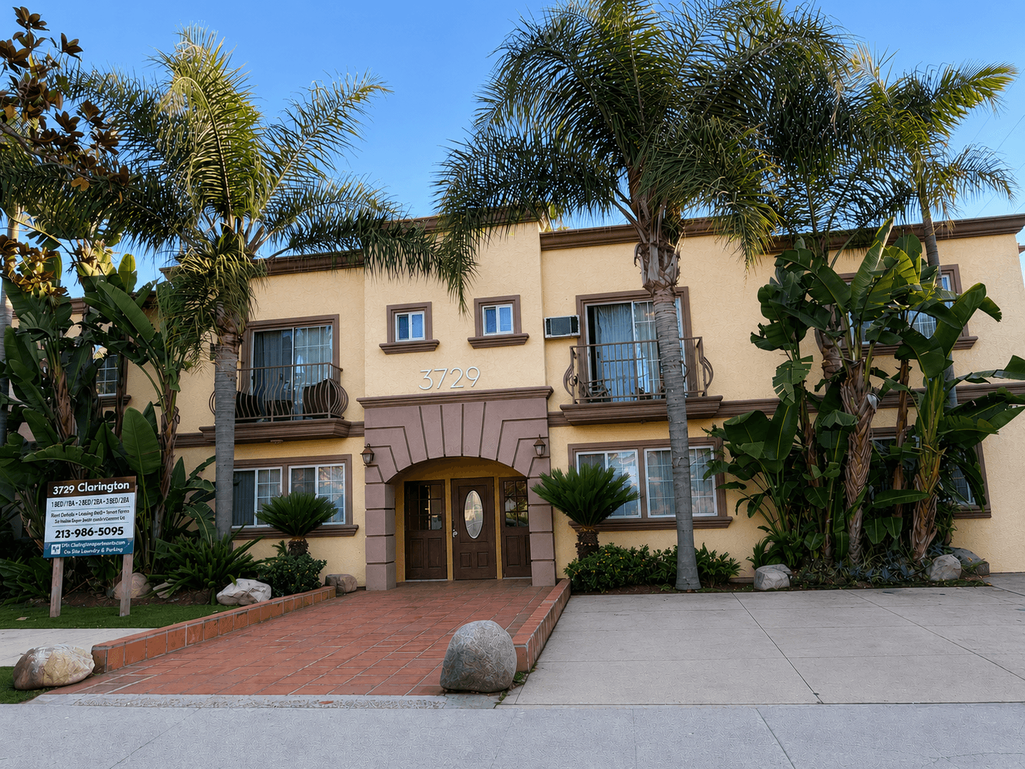Los Angeles Apartment: 3729 Clarington Ave