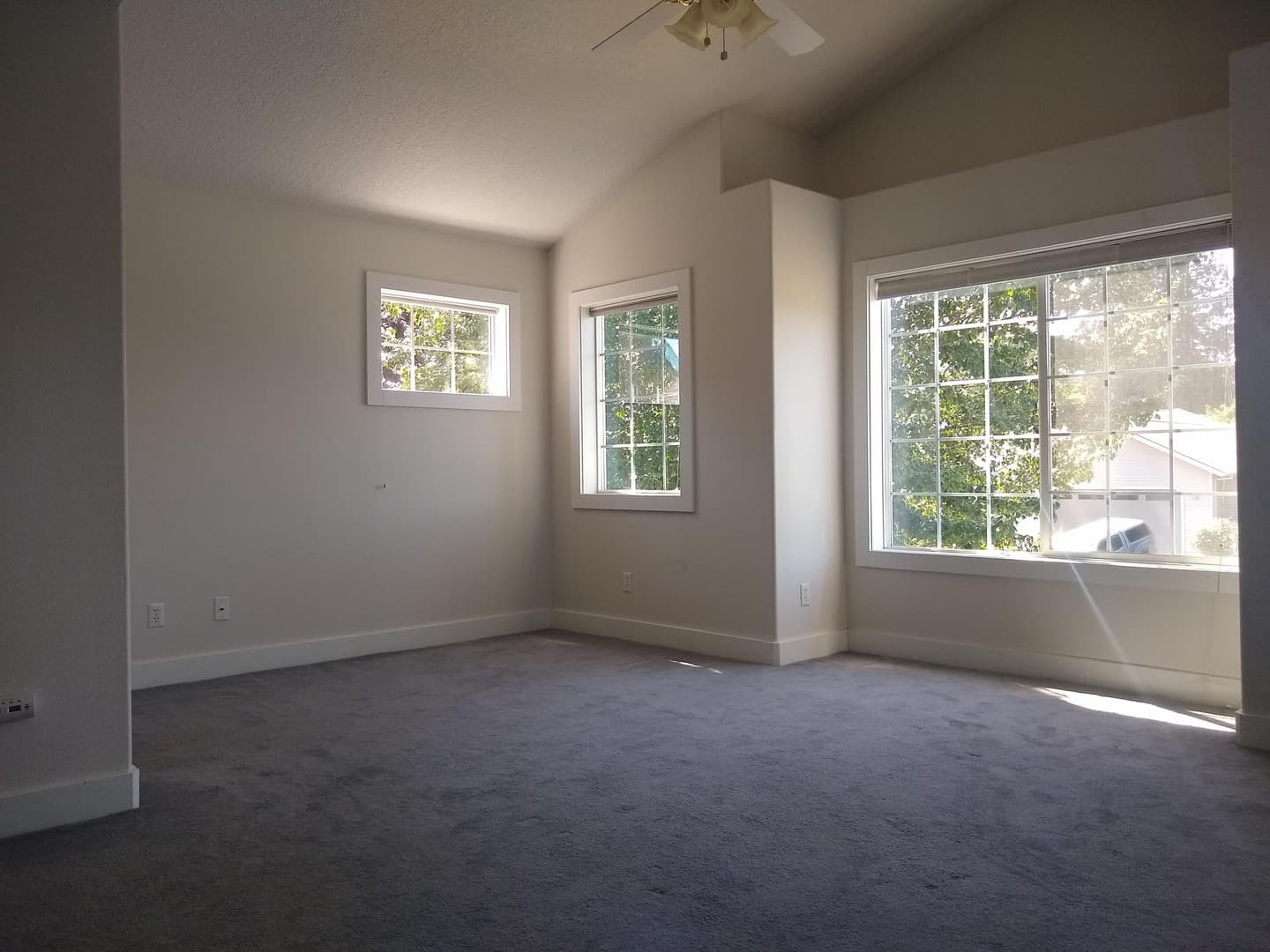 Hood River House: 787 St. Charles Place
