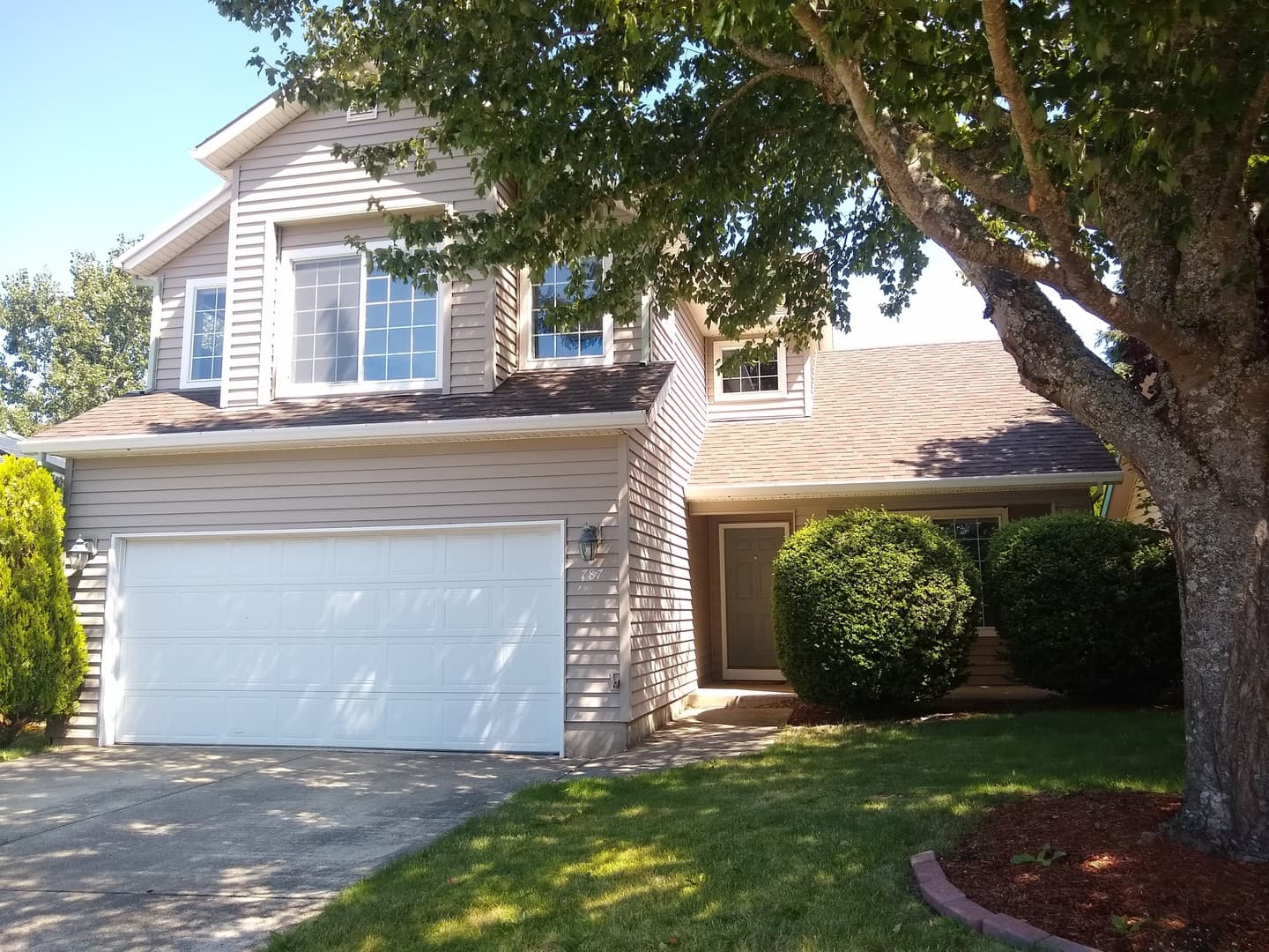Hood River House: 787 St. Charles Place