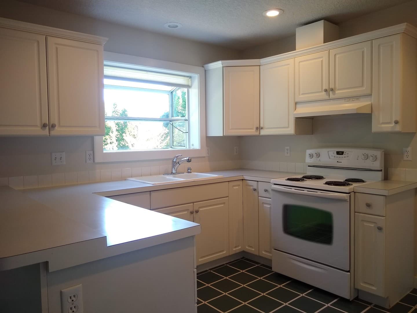Hood River House: 787 St. Charles Place