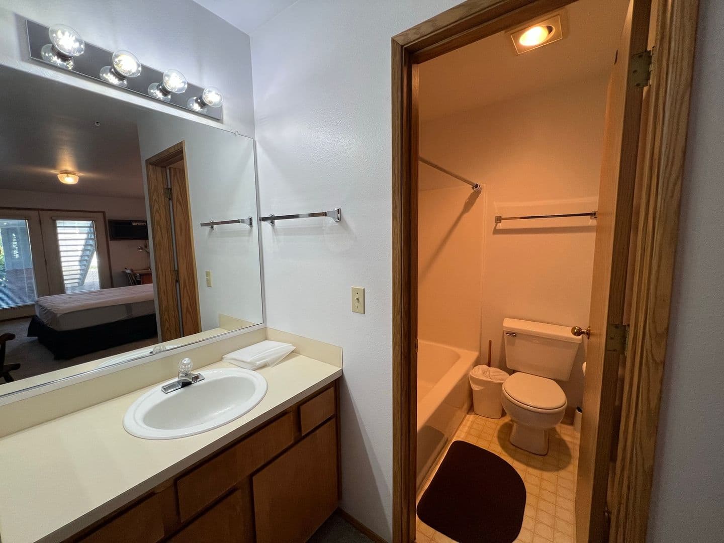 Hood River House: 714 Cascade Ave