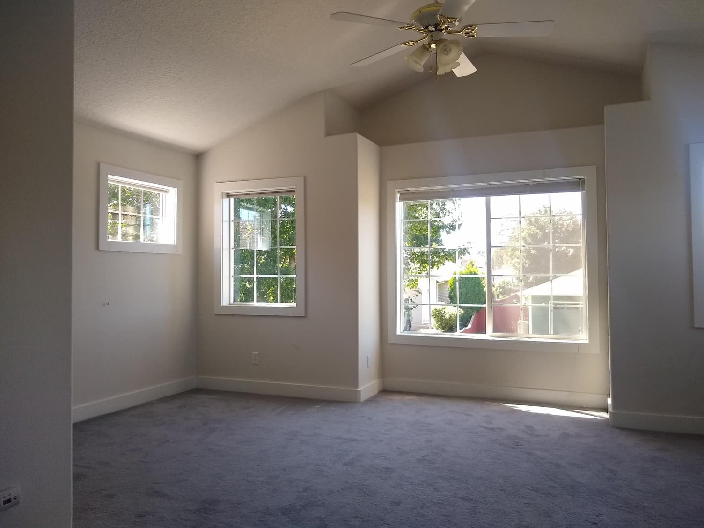 Hood River House: 787 St. Charles Place