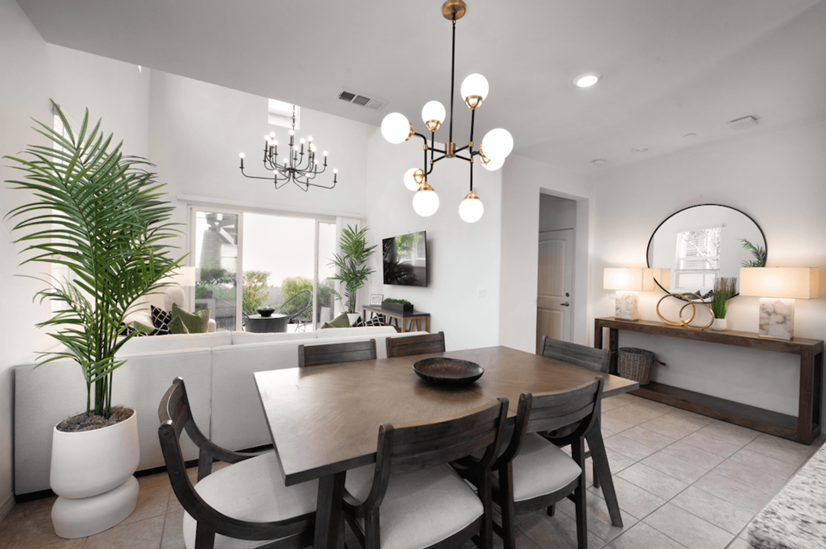 Eastvale House: 7075 Montecito Ln