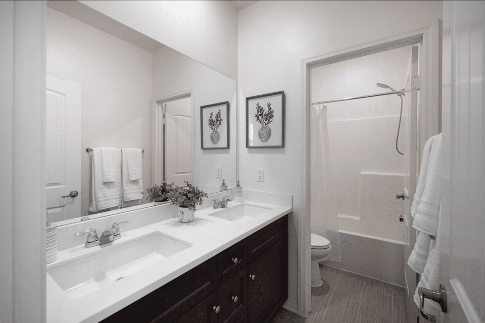 Eastvale House: 7075 Montecito Ln
