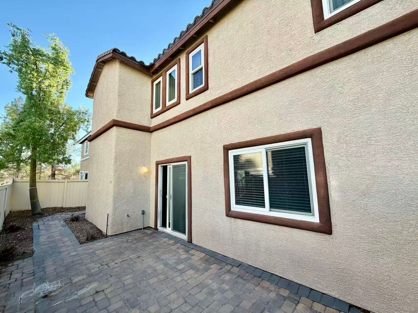 Henderson House: 1943 Sundown Canyon Dr