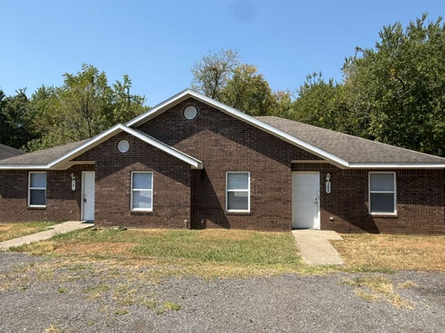 Lincoln Apartment: 381 & 383 N Main Ave