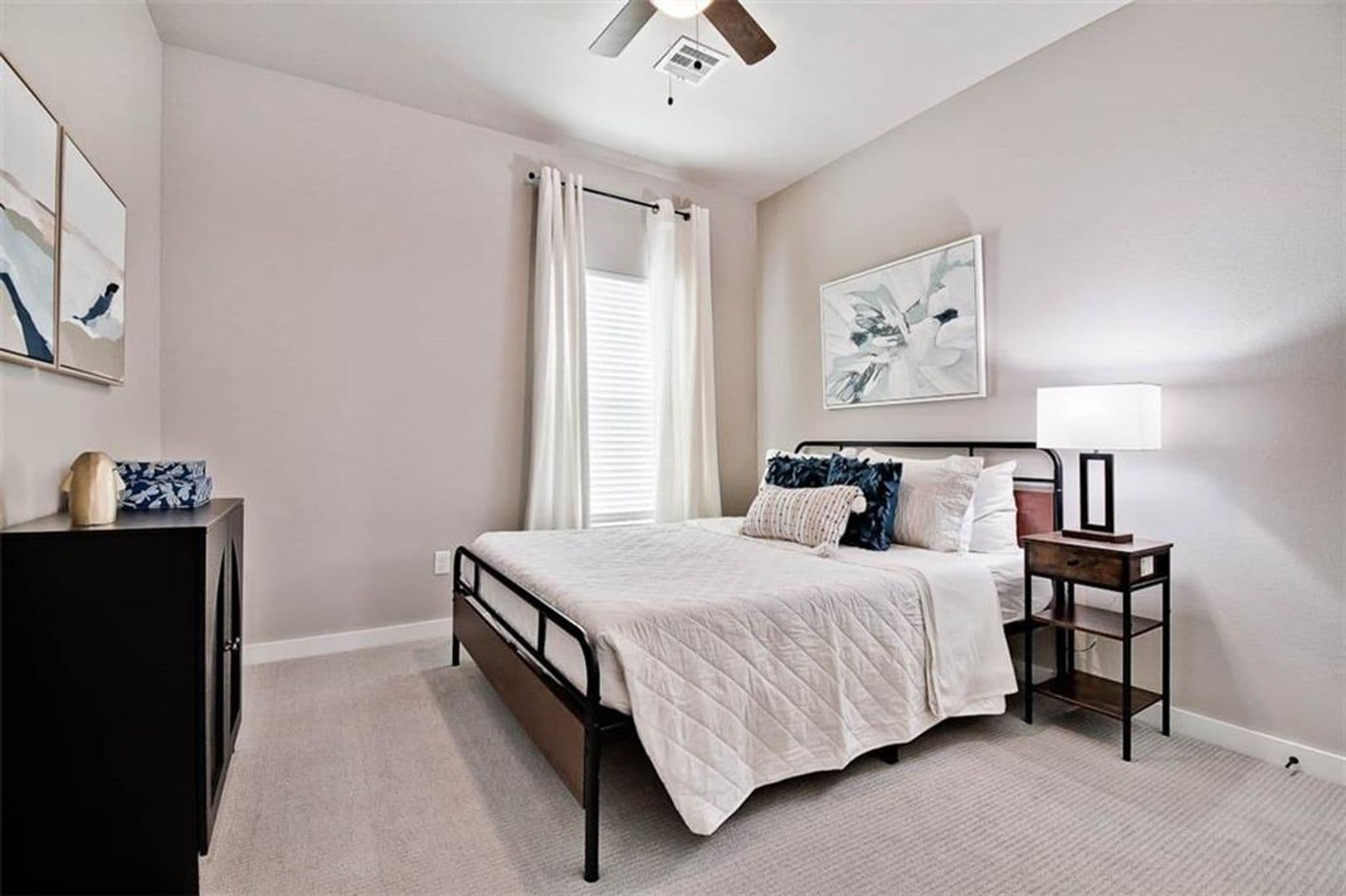Fayetteville House: 281 W Ash St