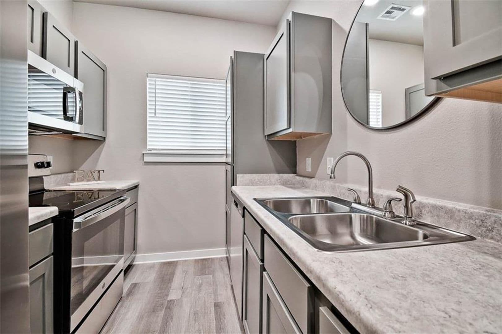 Fayetteville House: 281 W Ash St