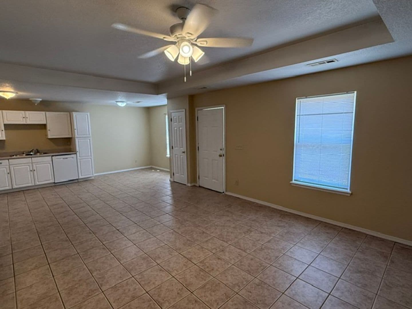 Lincoln Apartment: 381 & 383 N Main Ave