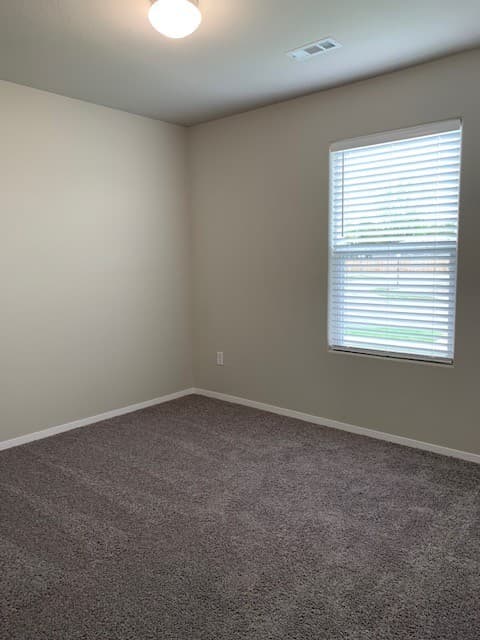 Fayetteville House: 5002 W Claxton Cir