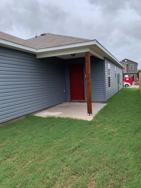 Fayetteville House: 5002 W Claxton Cir