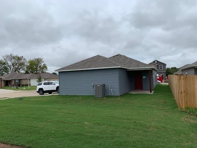Fayetteville House: 5002 W Claxton Cir