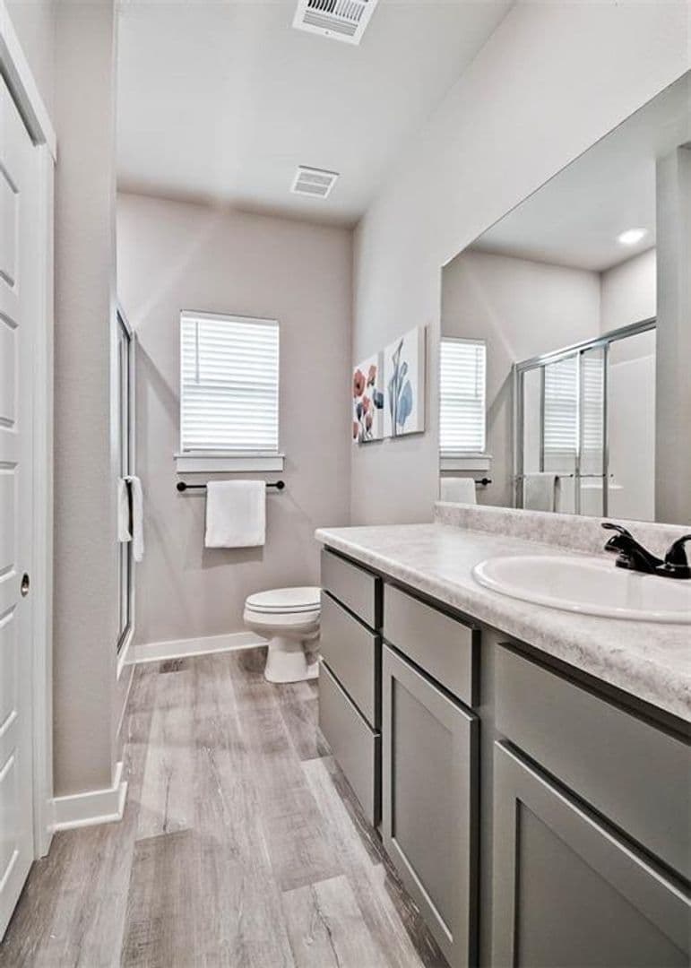 Fayetteville House: 281 W Ash St