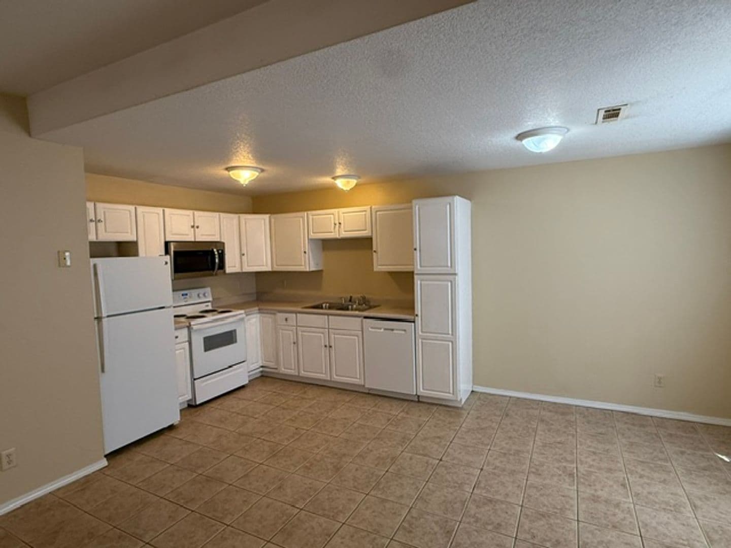 Lincoln Apartment: 381 & 383 N Main Ave