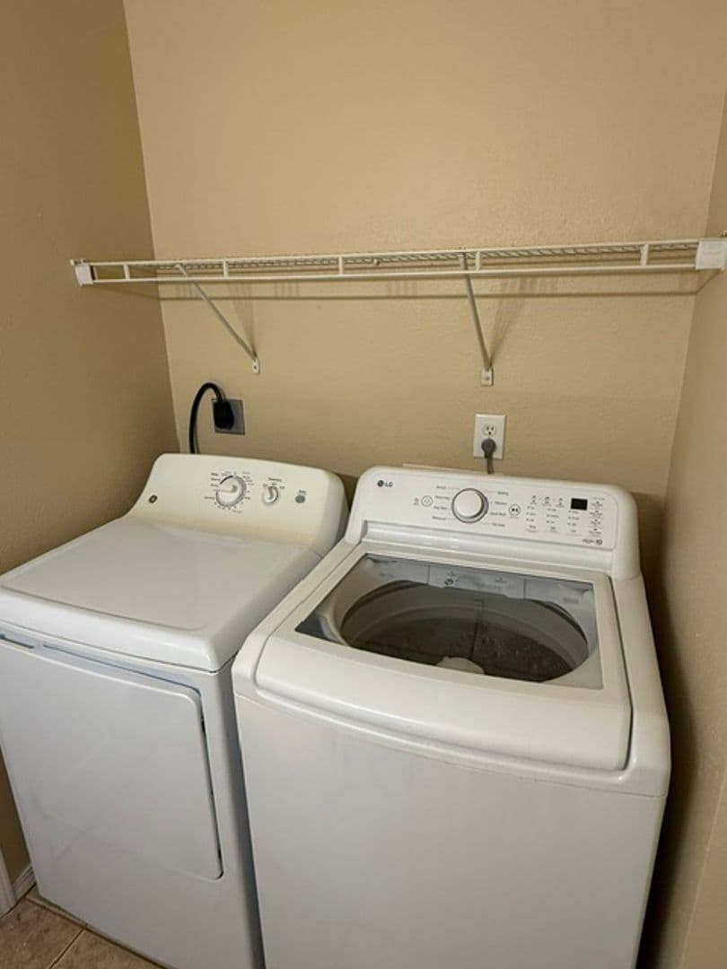 Lincoln Apartment: 381 & 383 N Main Ave