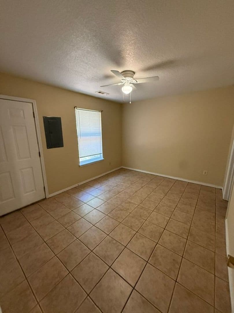 Lincoln Apartment: 381 & 383 N Main Ave