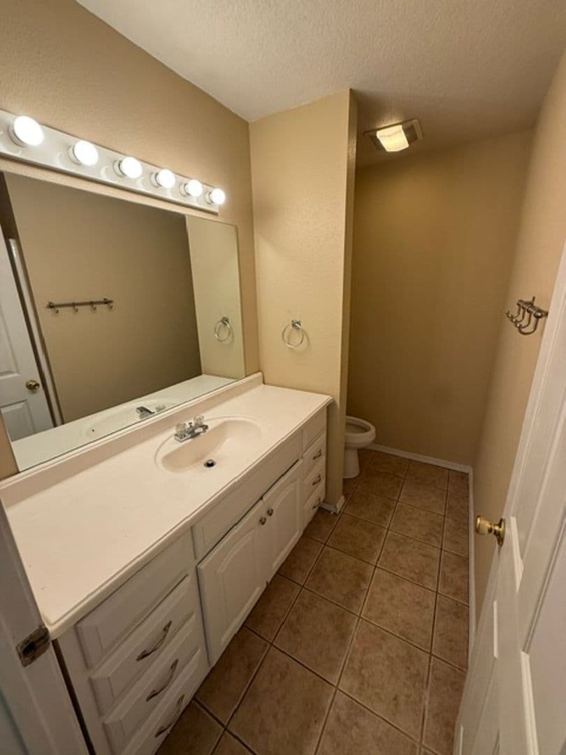Lincoln Apartment: 381 & 383 N Main Ave