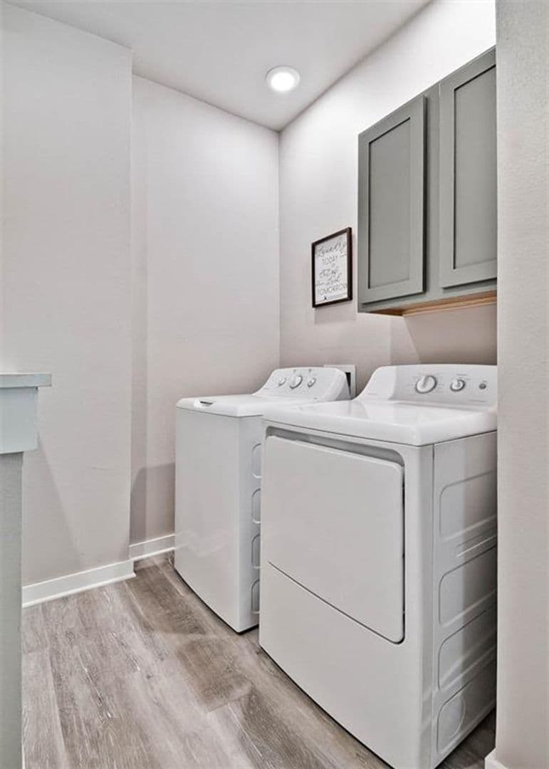 Fayetteville House: 281 W Ash St