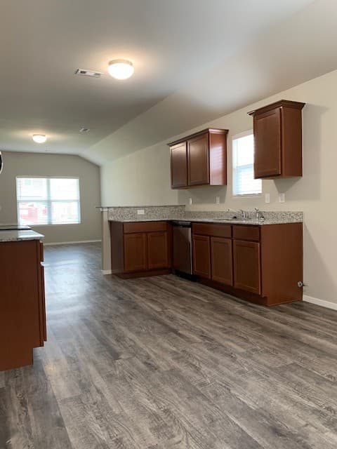 Fayetteville House: 5002 W Claxton Cir