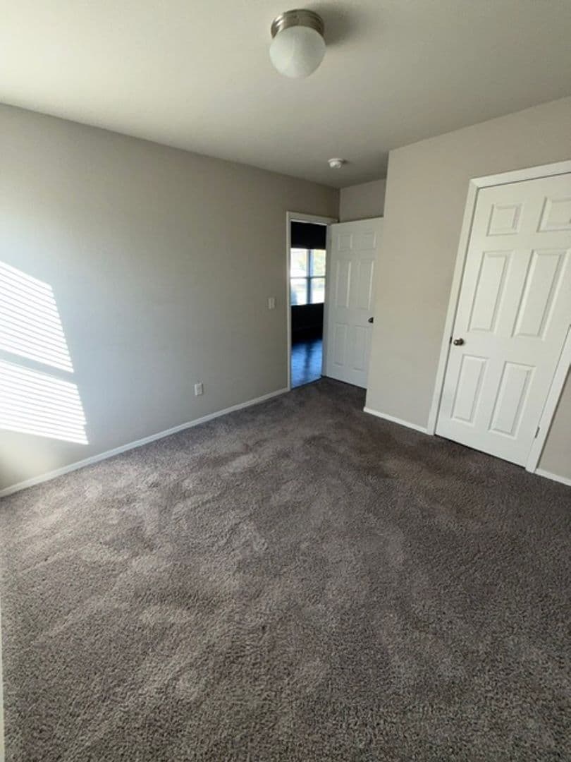 Fayetteville House: 5002 W Claxton Cir