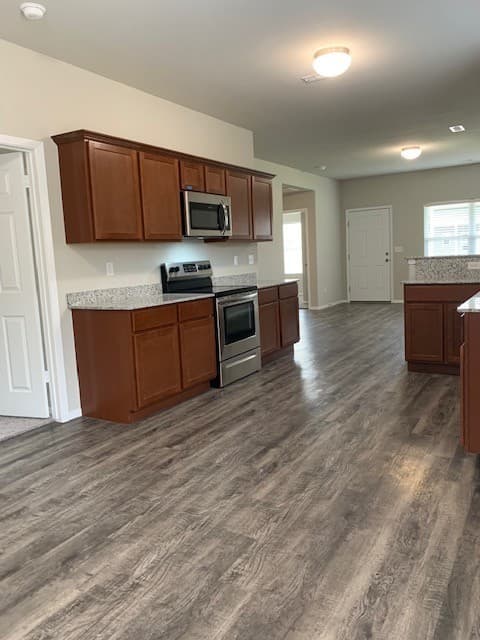 Fayetteville House: 5002 W Claxton Cir