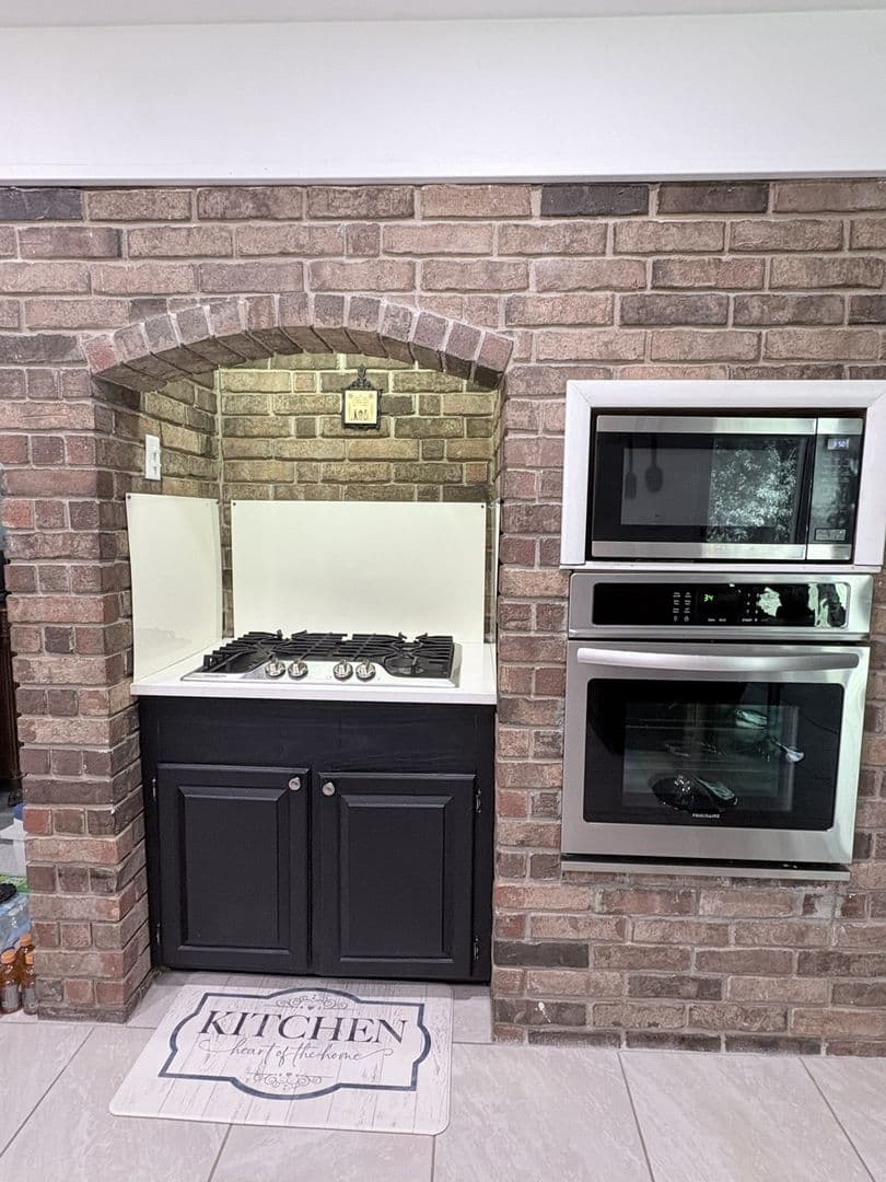 Siloam Springs House: 1365 Twin Springs