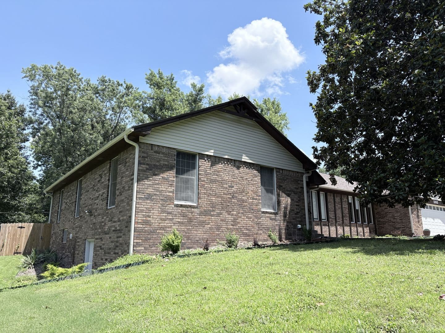Siloam Springs House: 1365 Twin Springs