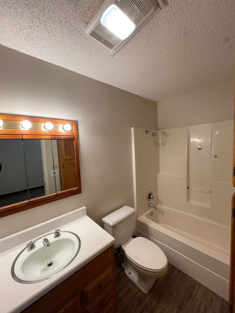 Springdale House: 3068 B Thompson