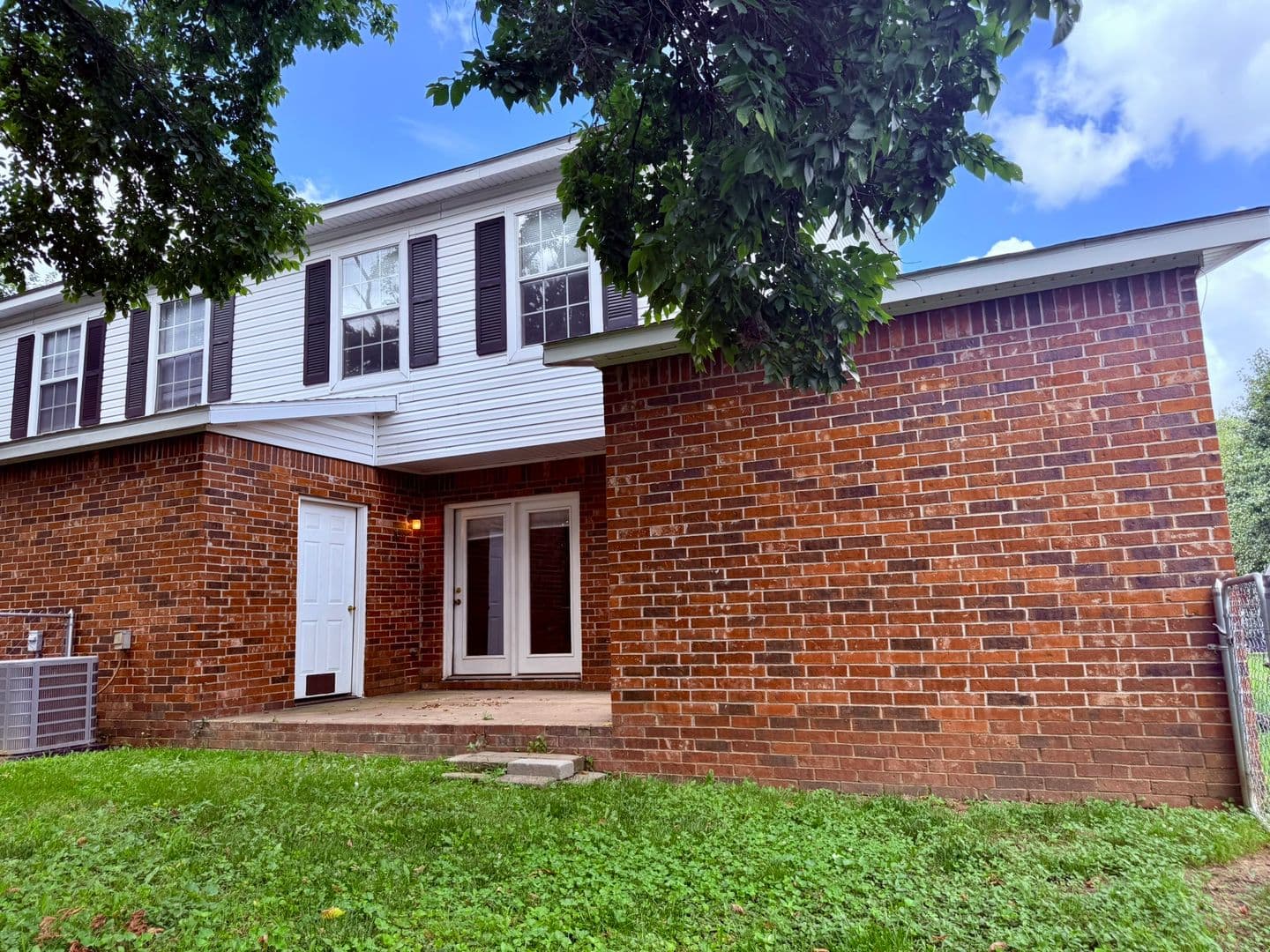 Bentonville House: 1404 A Camellia Drive