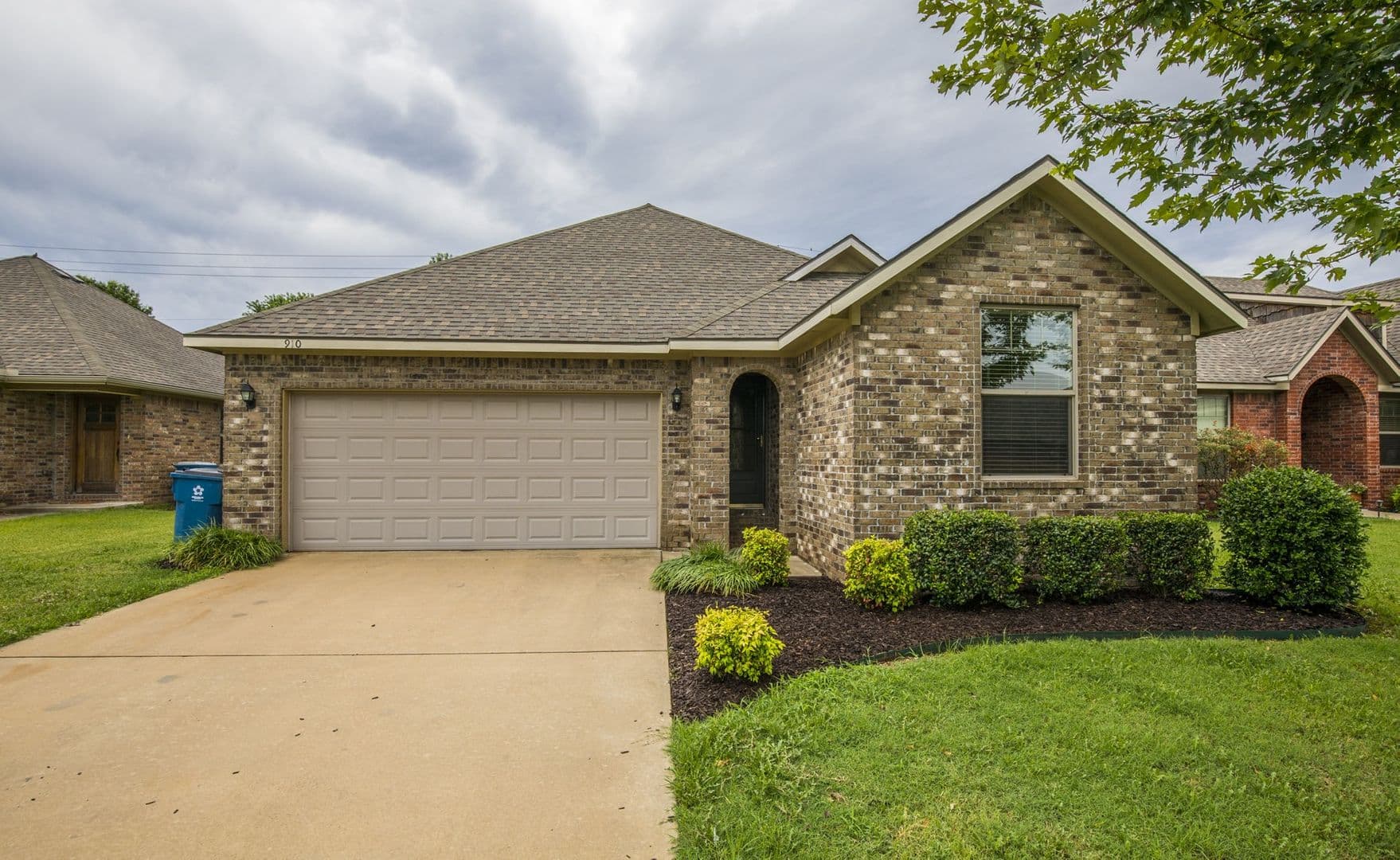 Bentonville House: 910 SW Crownview Street