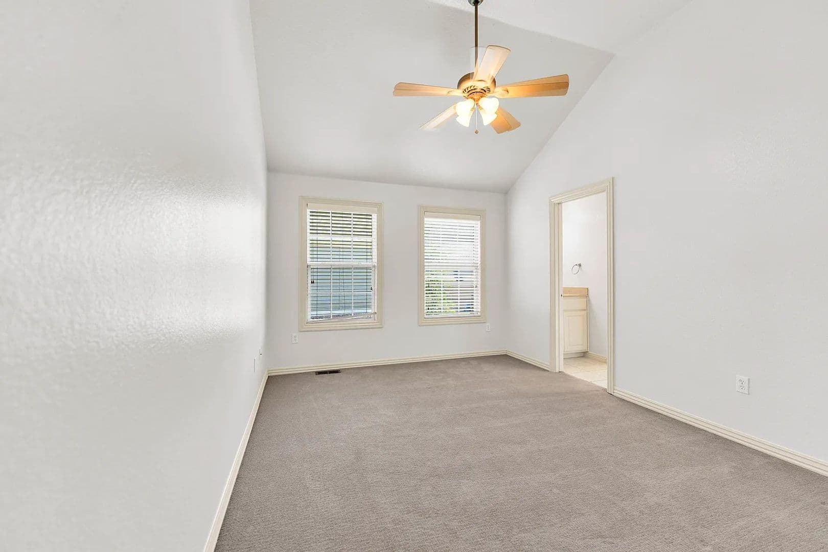 Fayetteville House: 536 Tennyson Lane