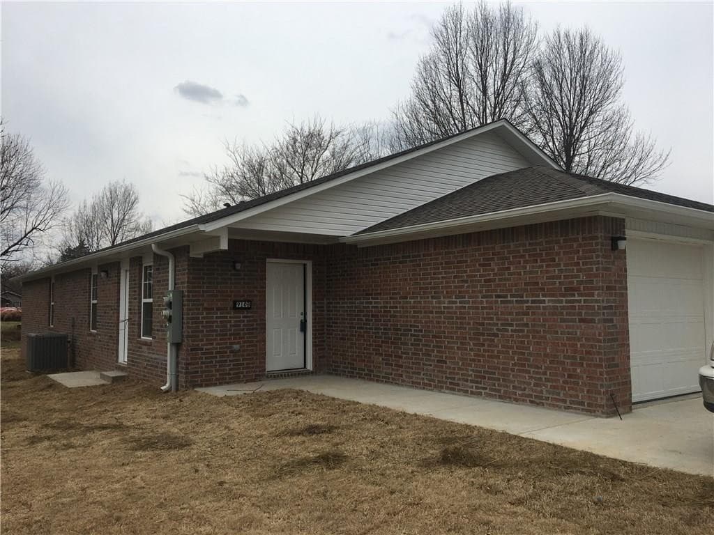 Springdale House: 910-B N Crutcher
