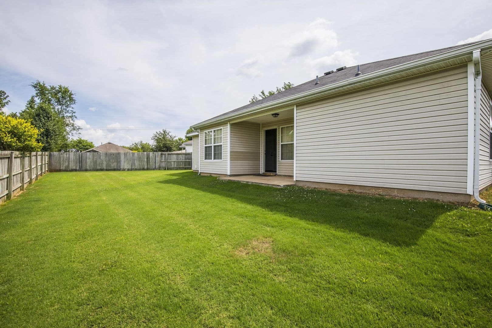 Bentonville House: 908 SW Terry Lane