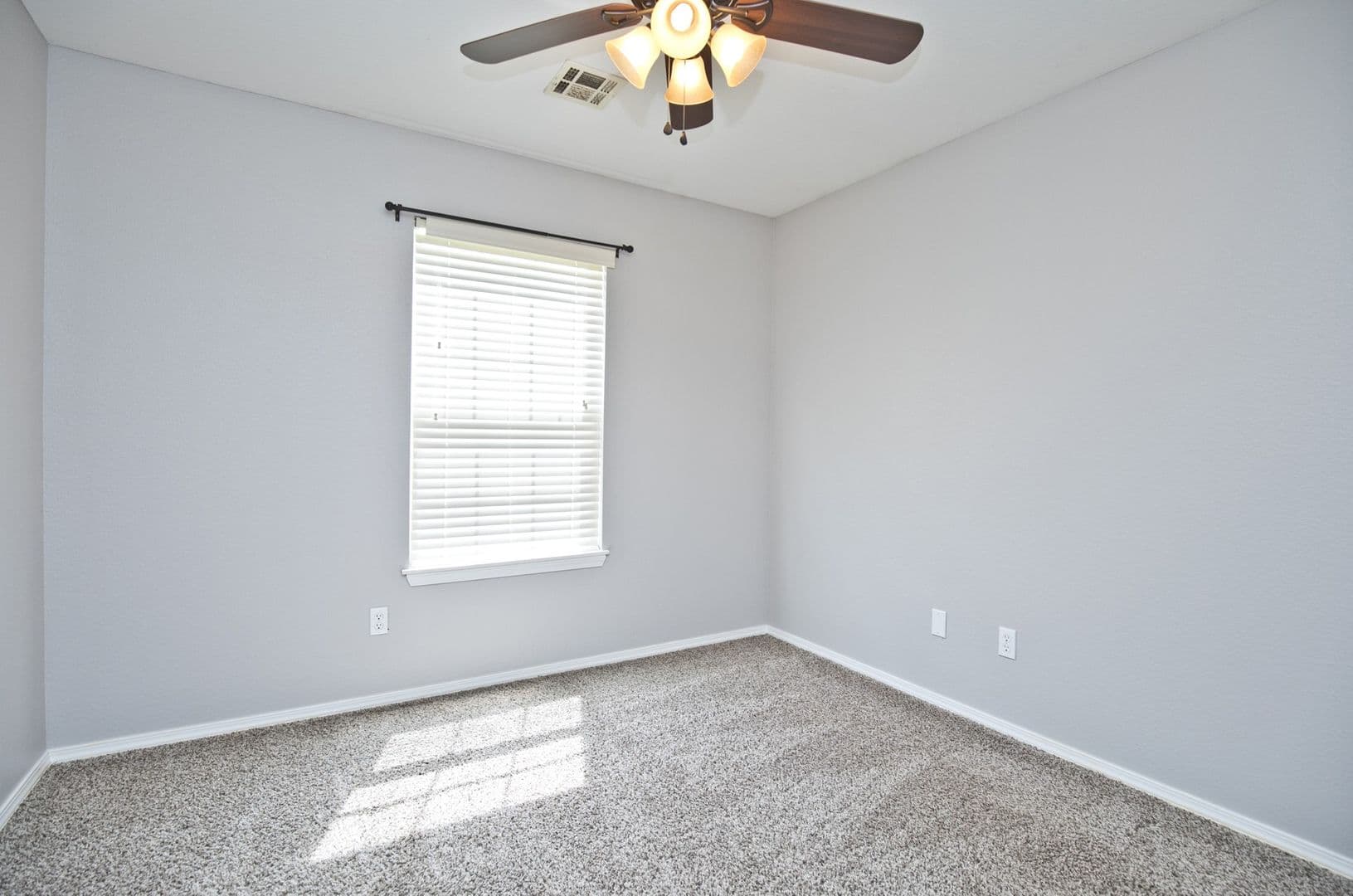 Bentonville House: 908 SW Terry Lane