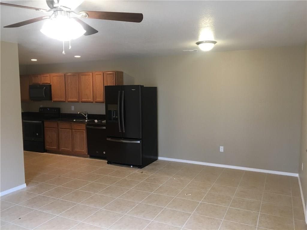 Springdale House: 910-B N Crutcher
