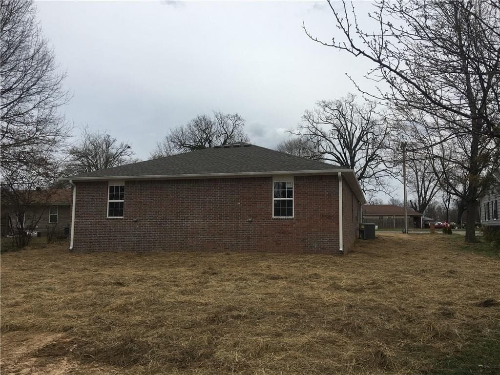 Springdale House: 910-B N Crutcher