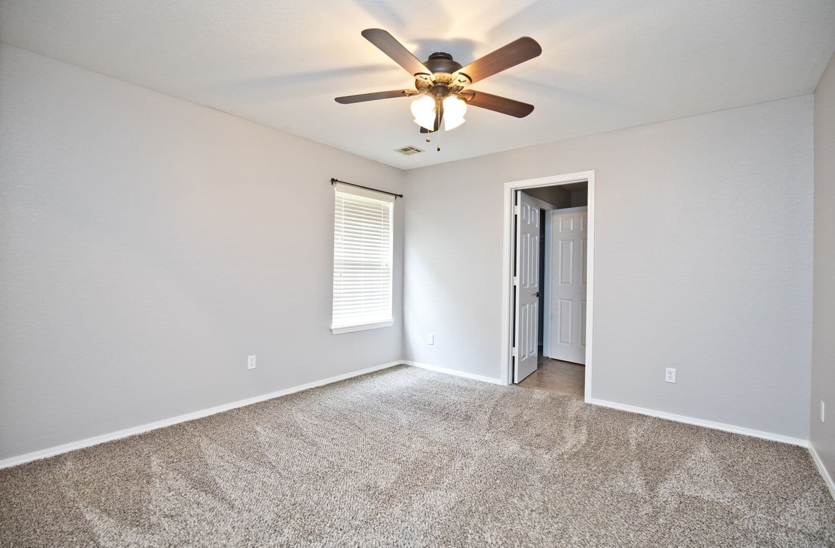 Bentonville House: 908 SW Terry Lane